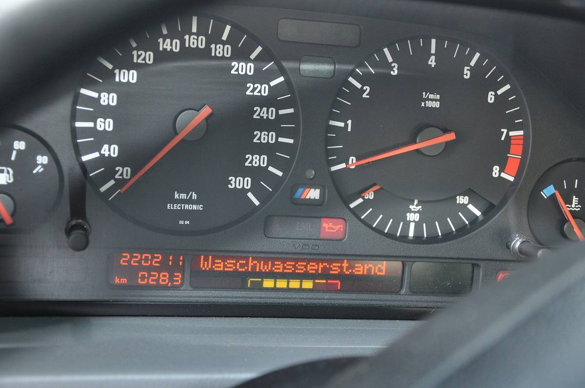 Přístrojová deska BMW M5 z řady E34