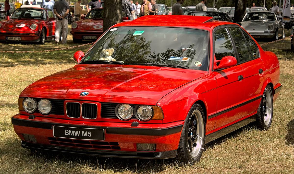 Červené BMW M5 řady E34 na setkání historických vozů