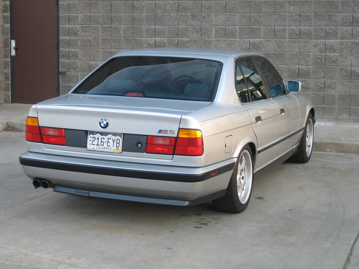 BMW M5 z řady E34 zepředu