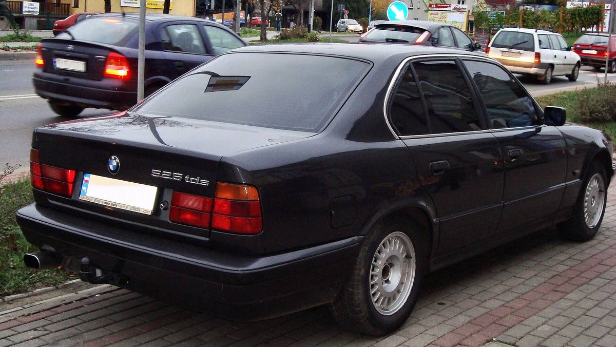 Zadní část BMW řady 5 generace E34