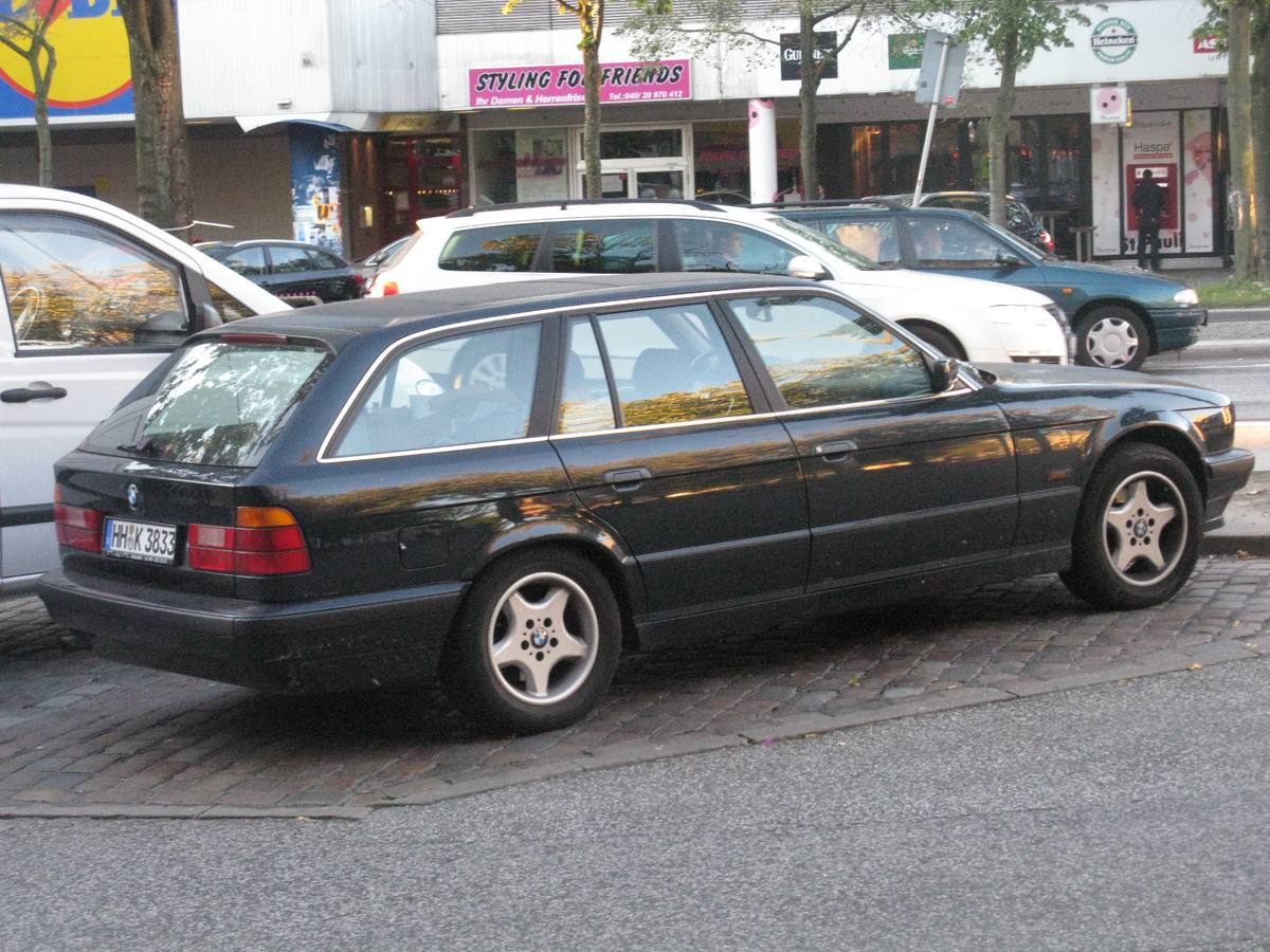 Černé BMW řady E34 Touring zaparkované v ulici