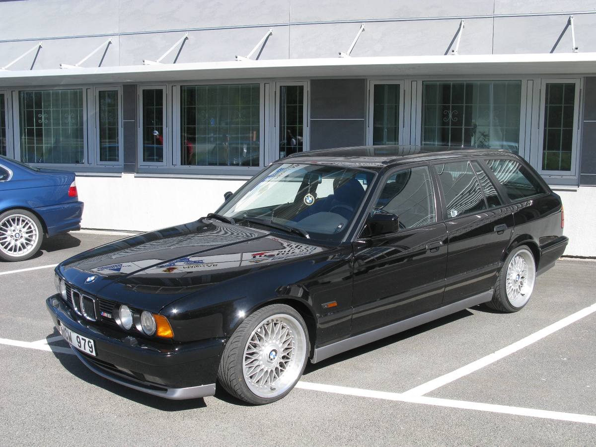 Černé kombi BMW M5 řady E34 zaparkované šikmo zepředu