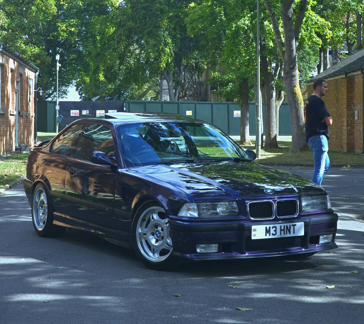 BMW M3 generace E36 ve fialové barvě, pohled ze tři čtvrtin