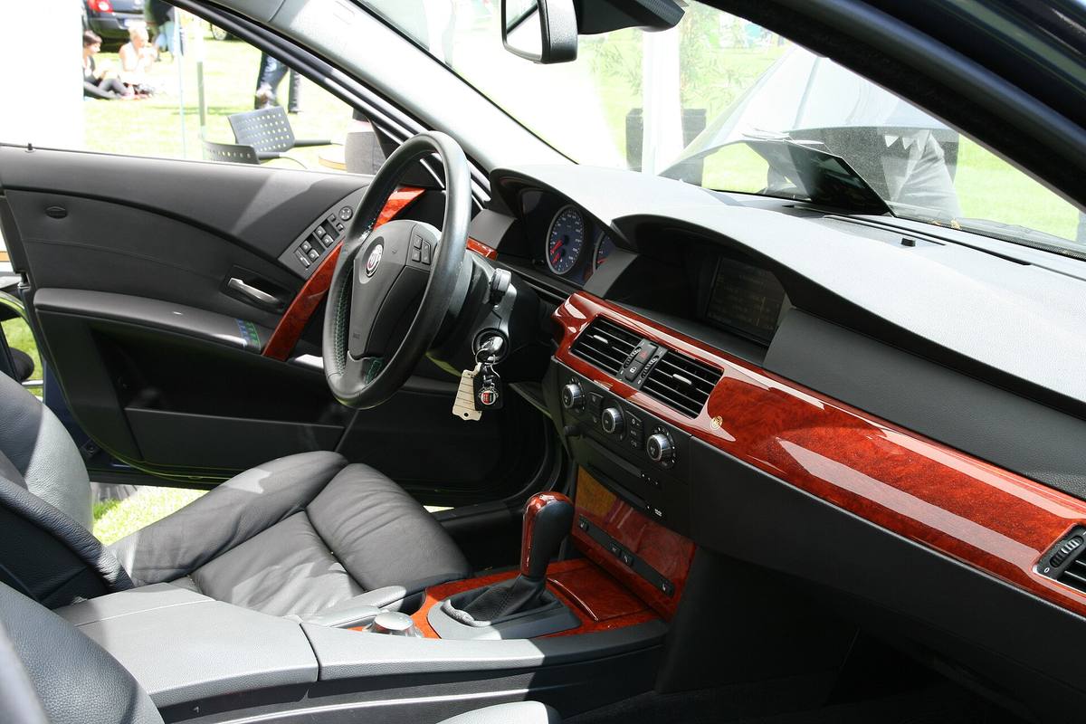 Palubní deska BMW E60 se středním displejem a ovladačem iDrive