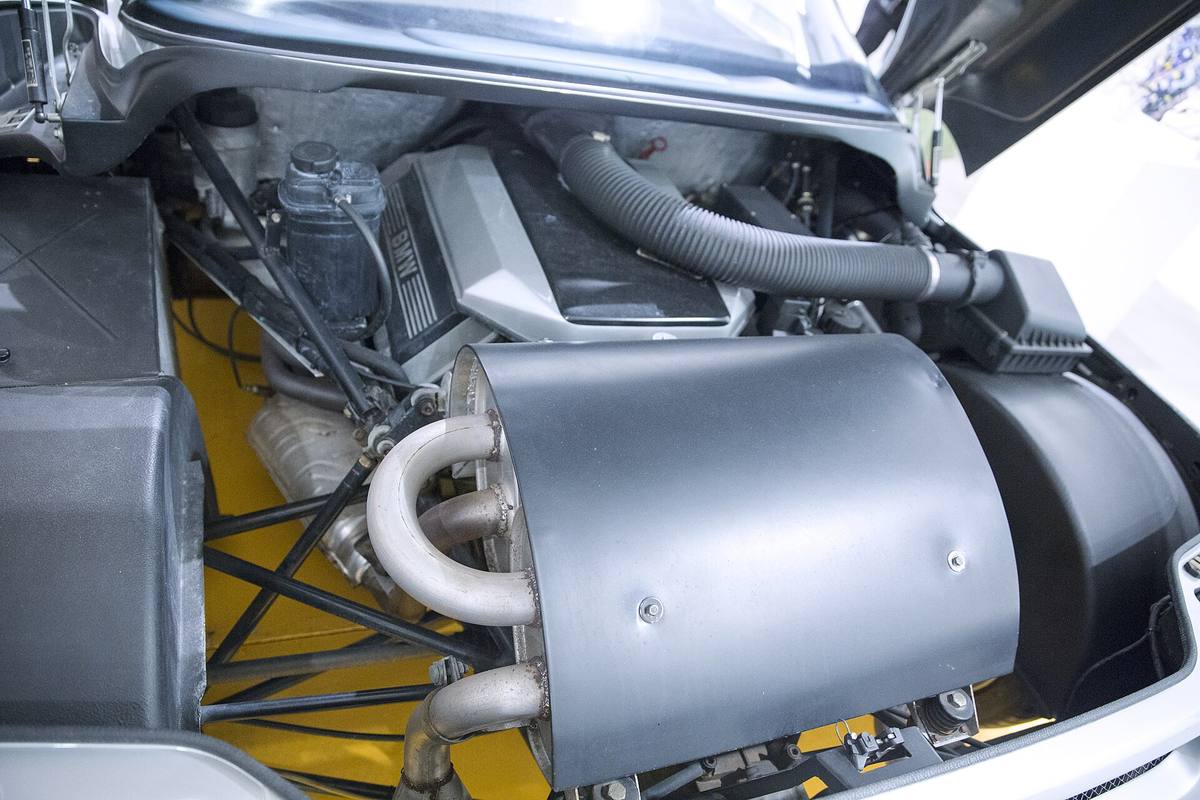Čtyřlitrový osmiválec BMW M60 se sejmutým krytem motorového prostoru