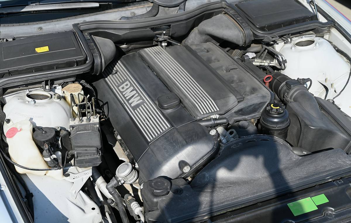 Řadový šestiválec M52 pod plastovými kryty v motorovém prostoru BMW E39