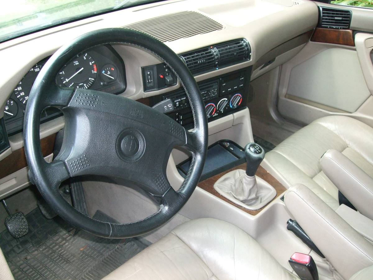 Interiér BMW 530i generace E34, na středu volantu nápis SRS Airbag