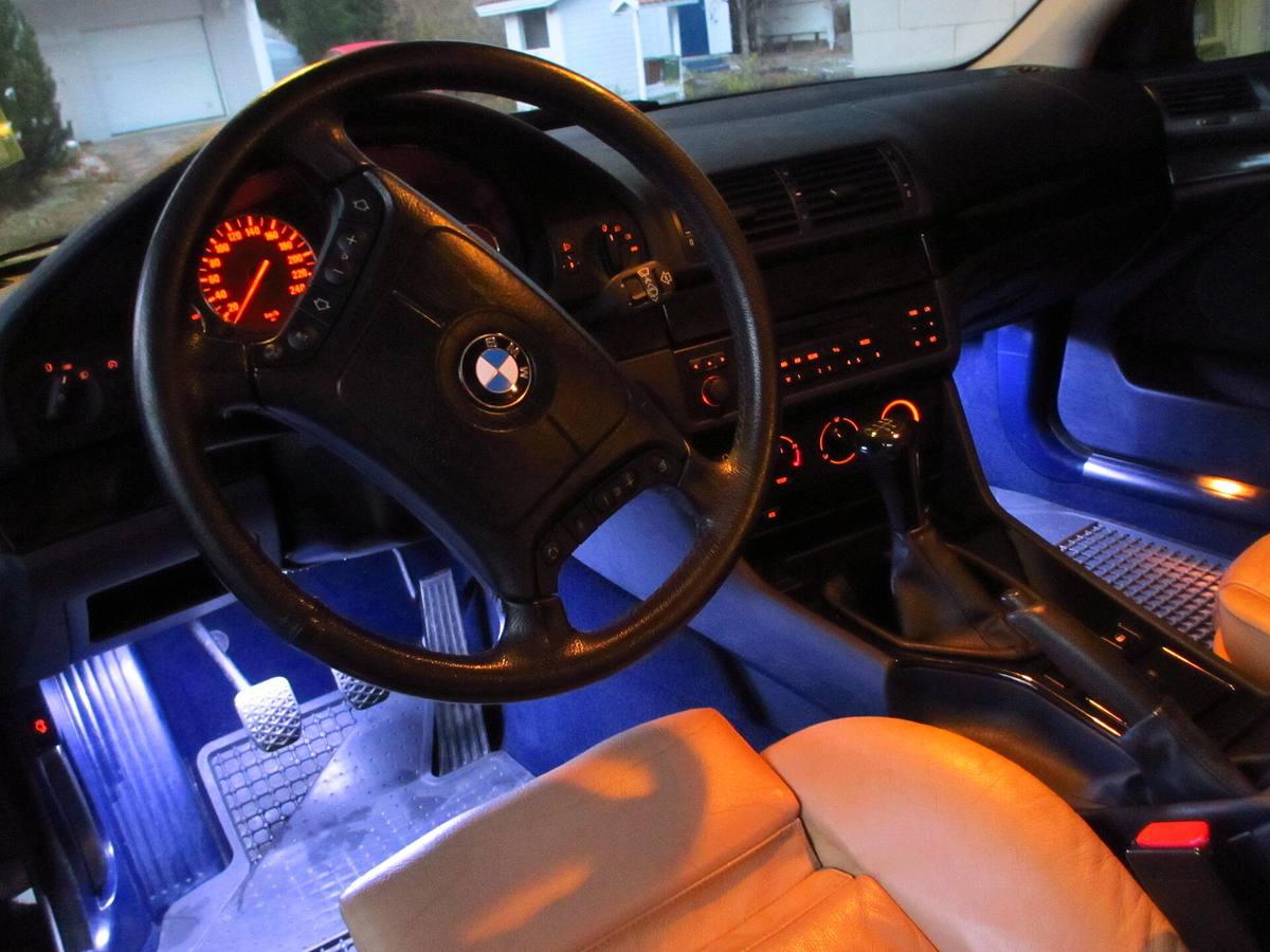 Palubní deska BMW E39 523i s továrním rádiem uprostřed
