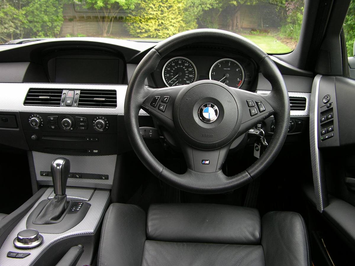 Palubní deska BMW 535d generace E60 s volantem, přístrojovkou a displejem na palubní desce