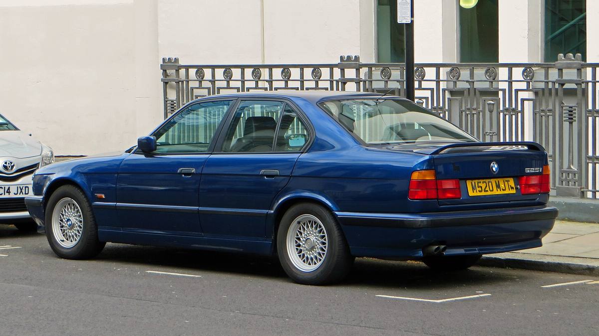 BMW 525i Sport generace E34 zezadu