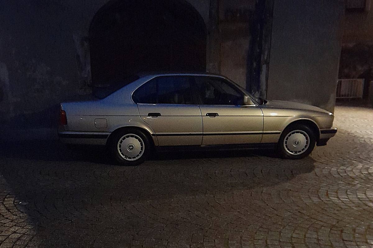 BMW řady 5 generace E34 zaparkované v noci