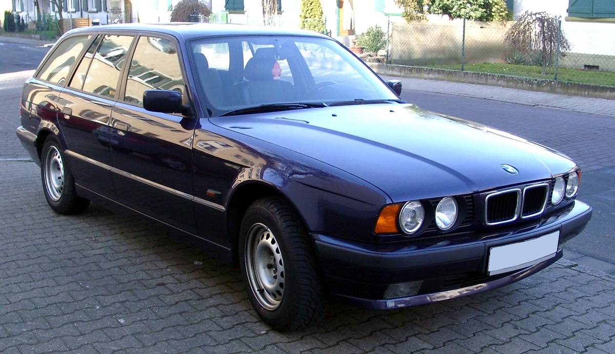 Předek BMW řady 5 generace E34 Touring se dvěma kulatými světlomety na každé straně