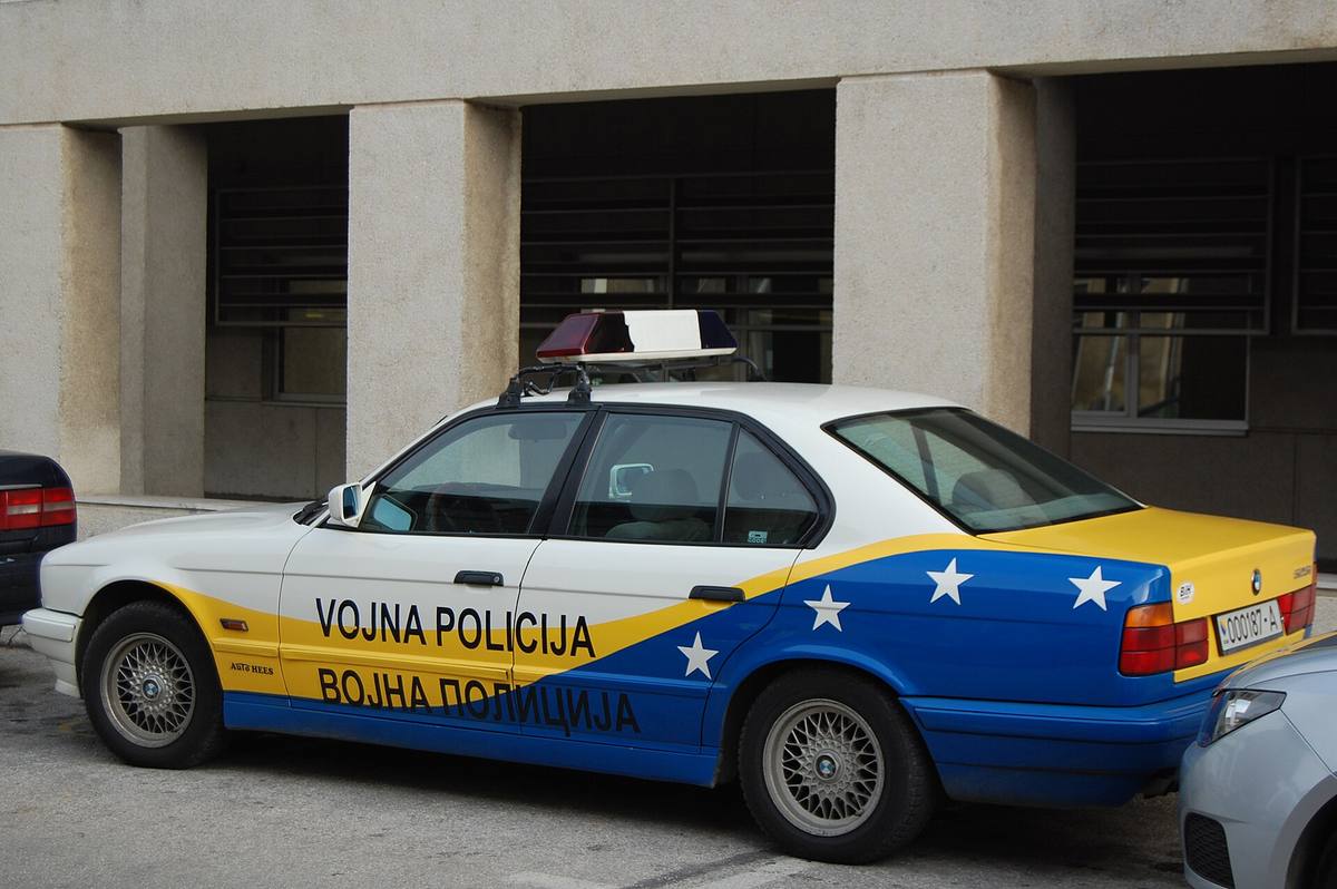 Sedan BMW řady E34 v barvách vojenské policie