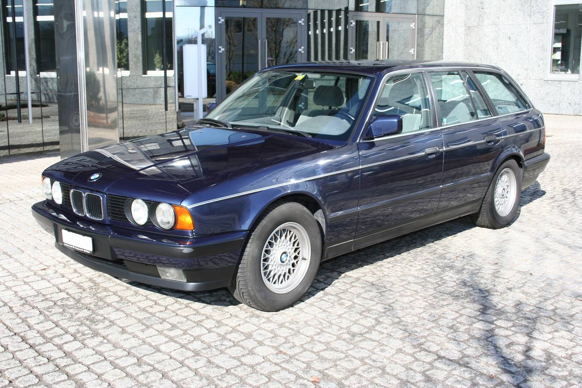 Modré kombi BMW řady 5 generace E34