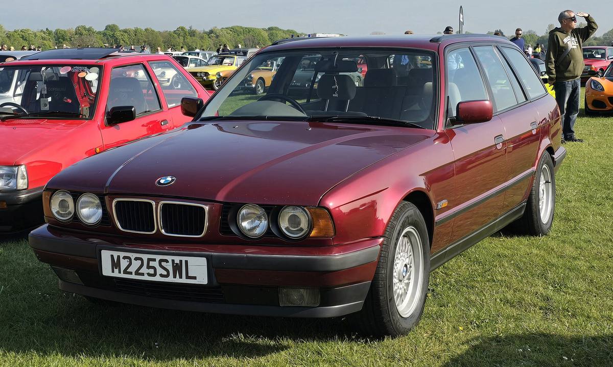 BMW 525i Touring generace E34 z roku 1994 zepředu