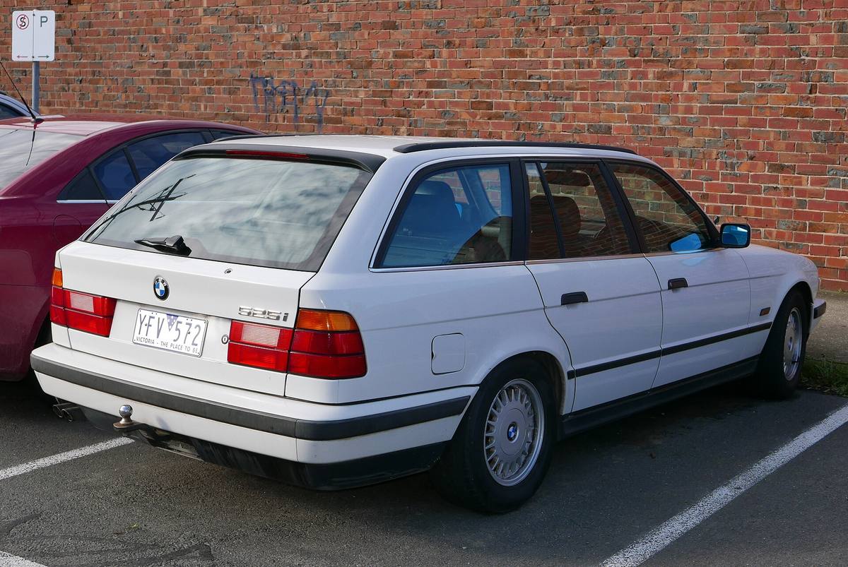 Bílé BMW 525i Touring řady E34 z roku 1995 zezadu