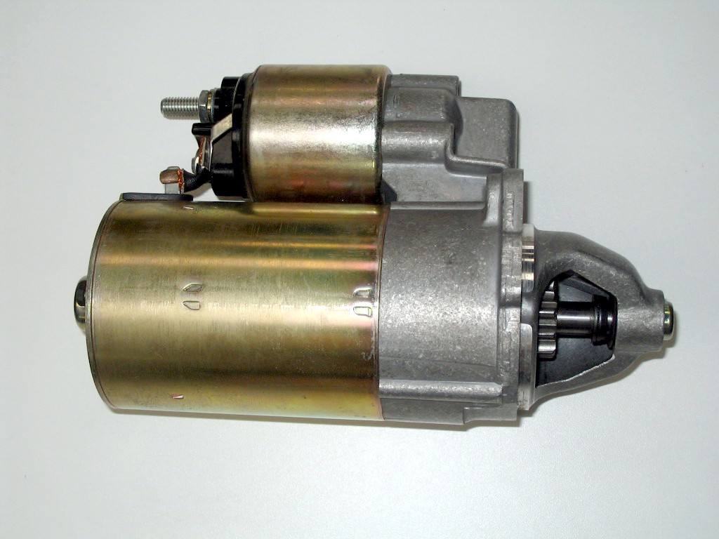 Startér automobilu s válcovým elektromagnetickým spínačem nahoře a pastorkem na konci hřídele