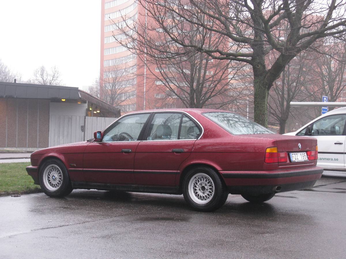 BMW 525i řady E34 zaparkované u chodníku