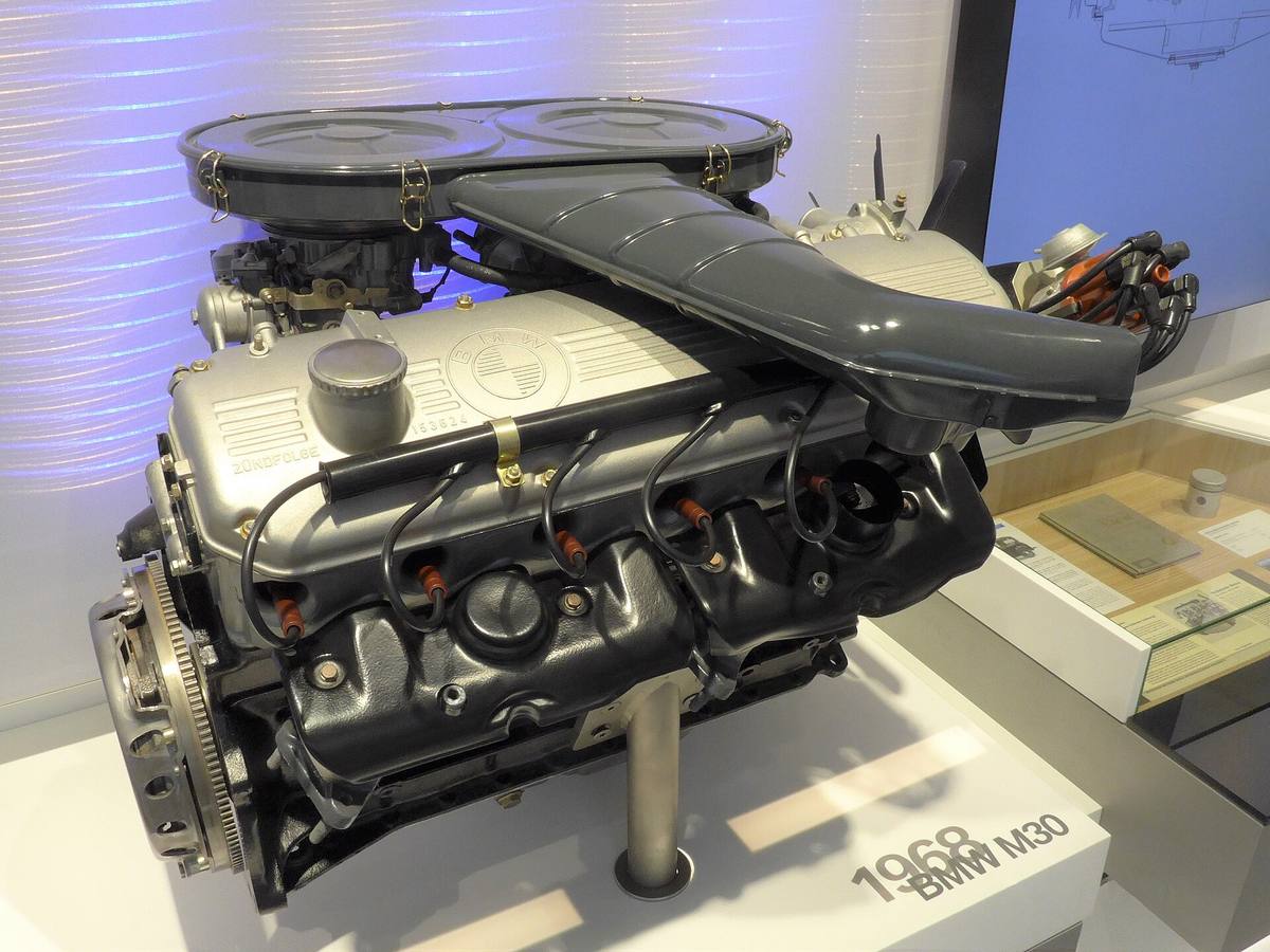 Vystavený řadový šestiválec BMW M30 s krytem ventilů a sacím potrubím