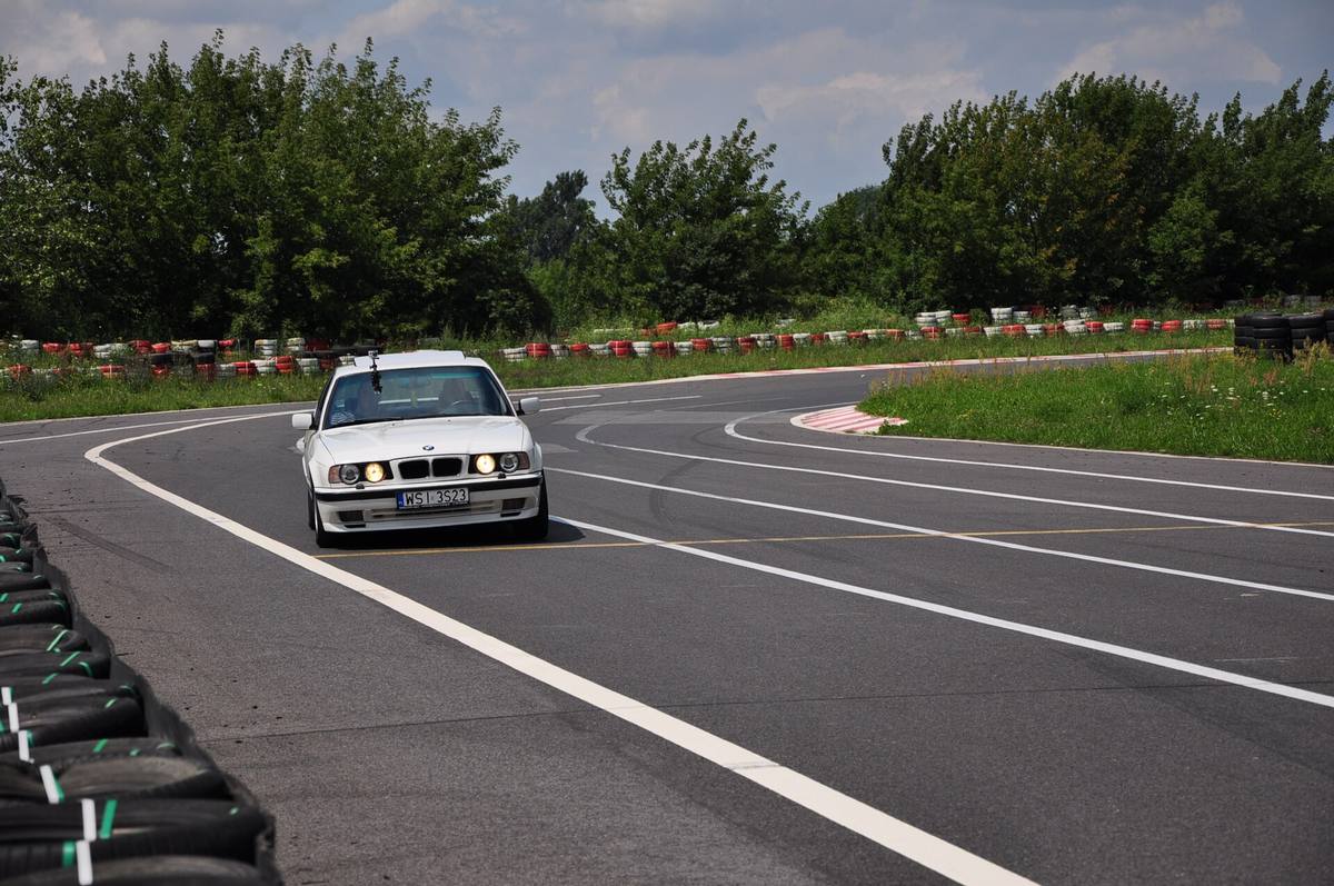 Bílé BMW 525i řady E34 na okruhu v Radomi