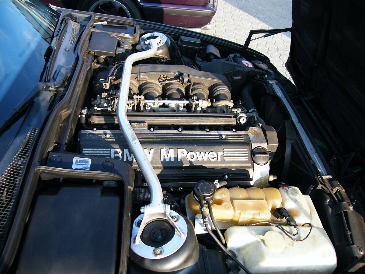 Motorový prostor BMW M5 řady E34 s rozpěrou mezi věžemi předních vzpěr nad motorem S38B38