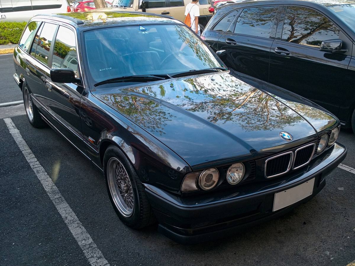 Černé BMW 530i Touring řady E34 zepředu z pravé strany