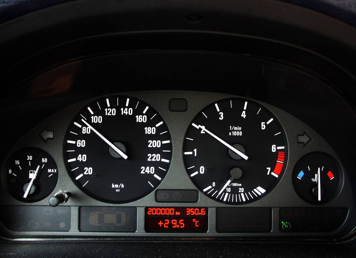 Přístrojová deska BMW E39 523i z roku 1999