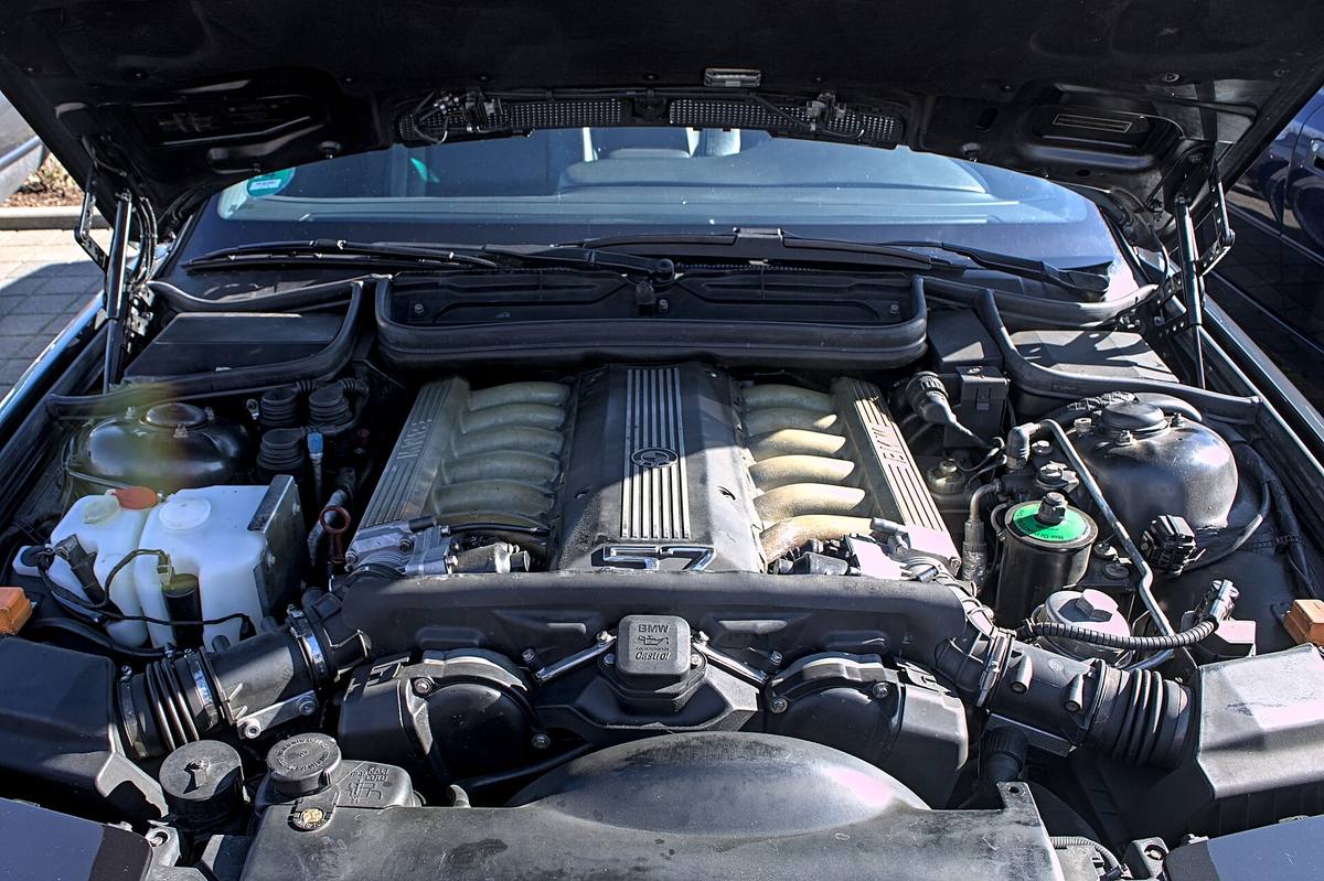 Dvanáctiválec BMW M70 v motorovém prostoru kupé řady E31