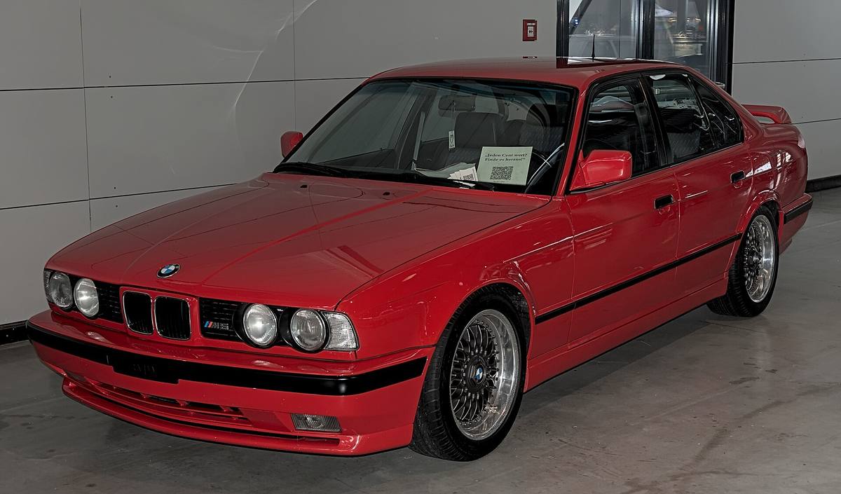 BMW M5 řady E34 v tmavém laku na výstavě klasických vozů