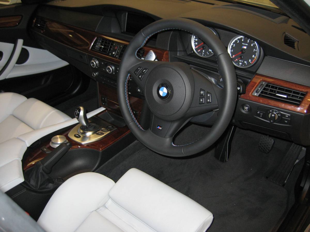 Interiér BMW M5 generace E60 s otočným ovladačem iDrive na středovém tunelu