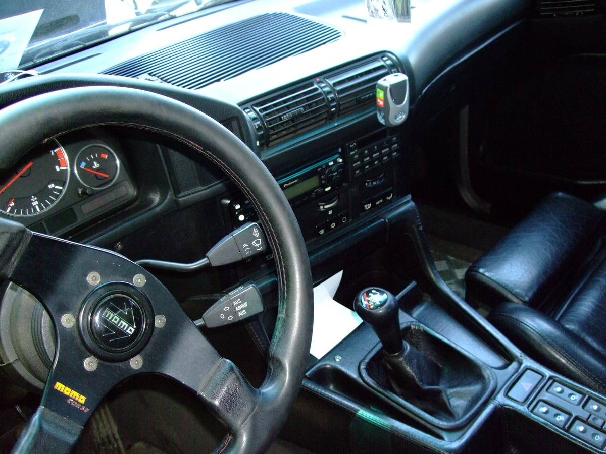 Interiér sedanu BMW M5 generace E34