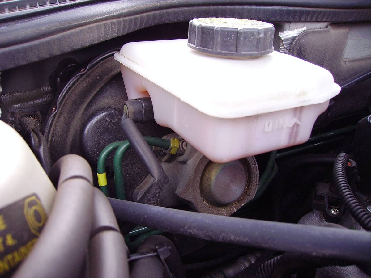 Hlavní brzdový válec s nádobkou brzdové kapaliny v motorovém prostoru
