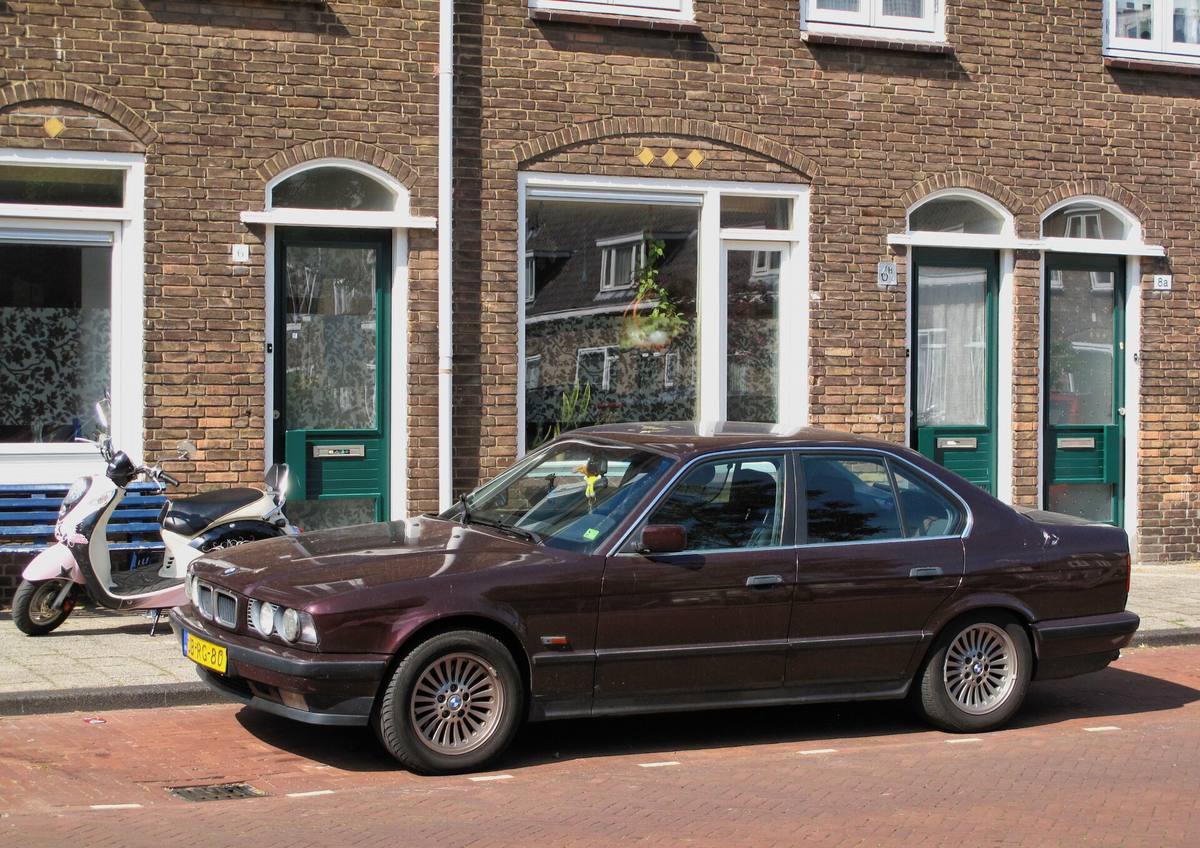 BMW 530i řady E34 zezadu z boku