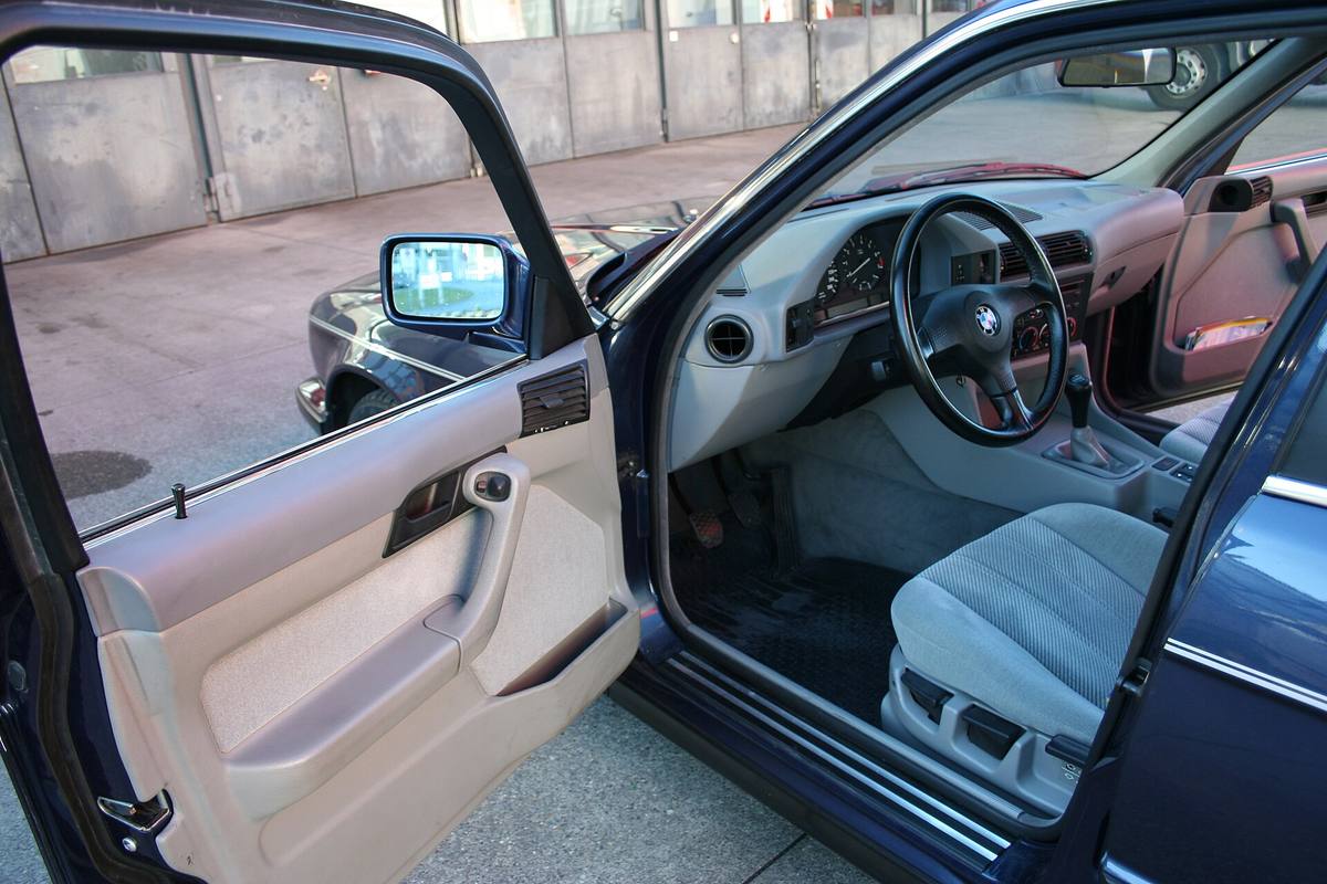 Interiér BMW 525i Touring generace E34, volant a přístrojová deska