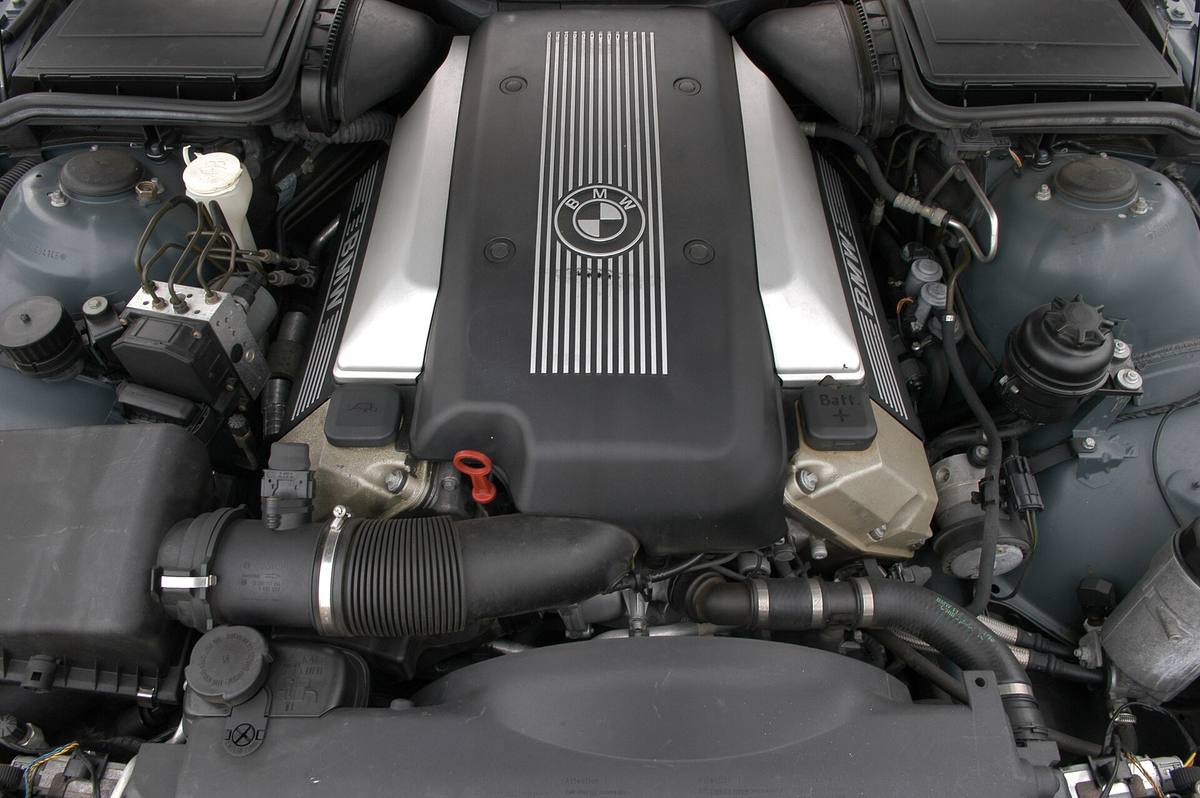 Motorový prostor BMW 540i s osmiválcem M62TUB44
