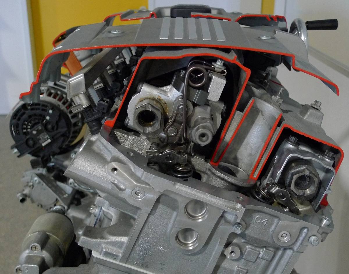 Řez hlavou válců motoru BMW N52 s mechanismem proměnného zdvihu ventilů
