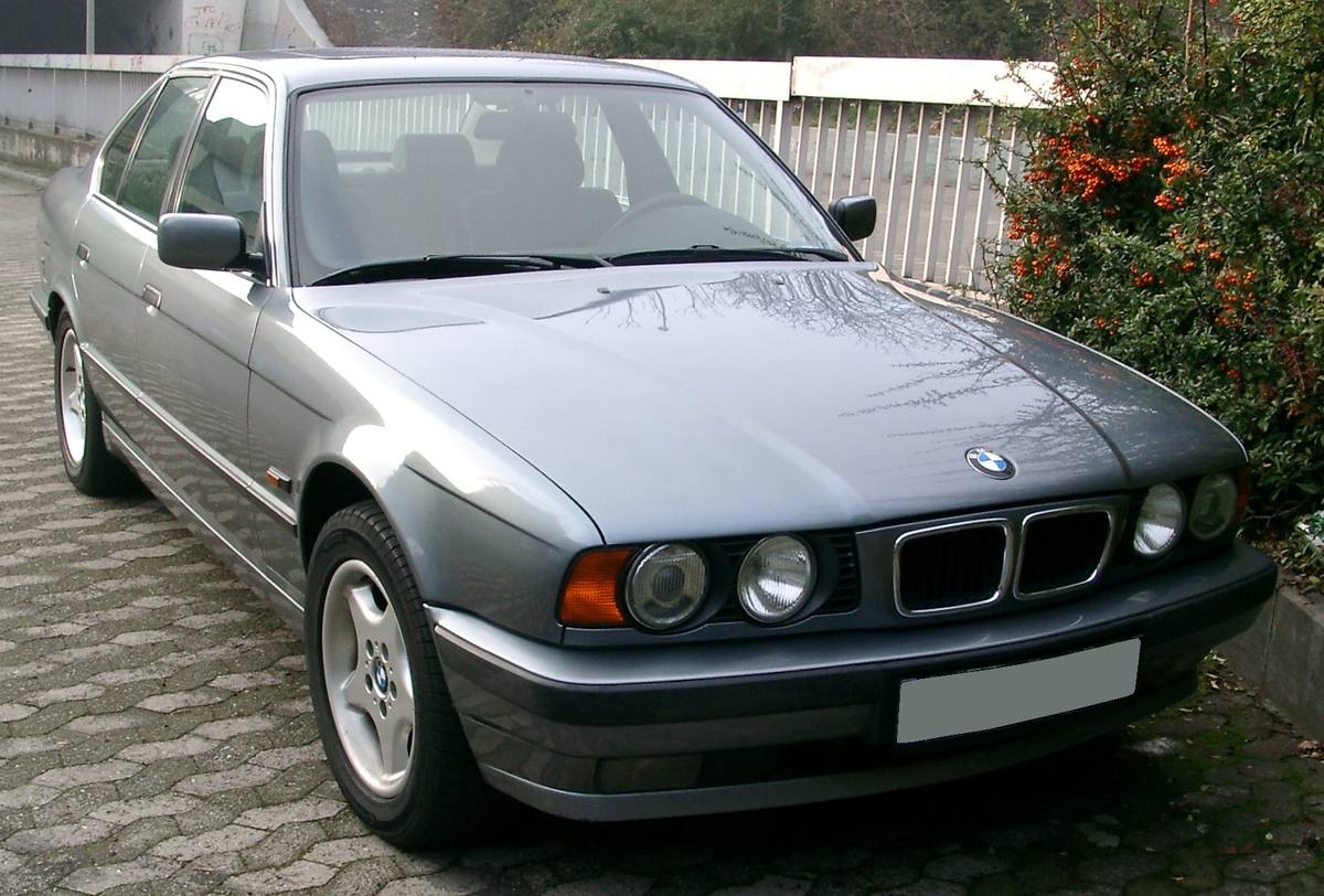 Předek stříbrného sedanu BMW řady 5 generace E34