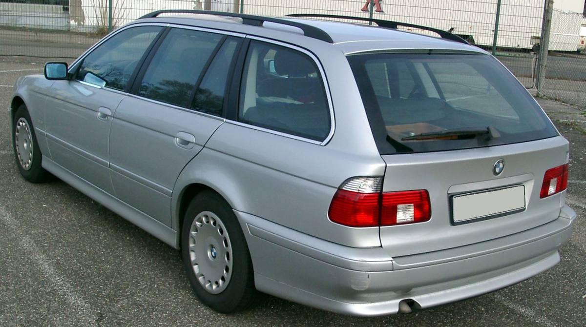 Stříbrné kombi BMW E39 Touring zezadu