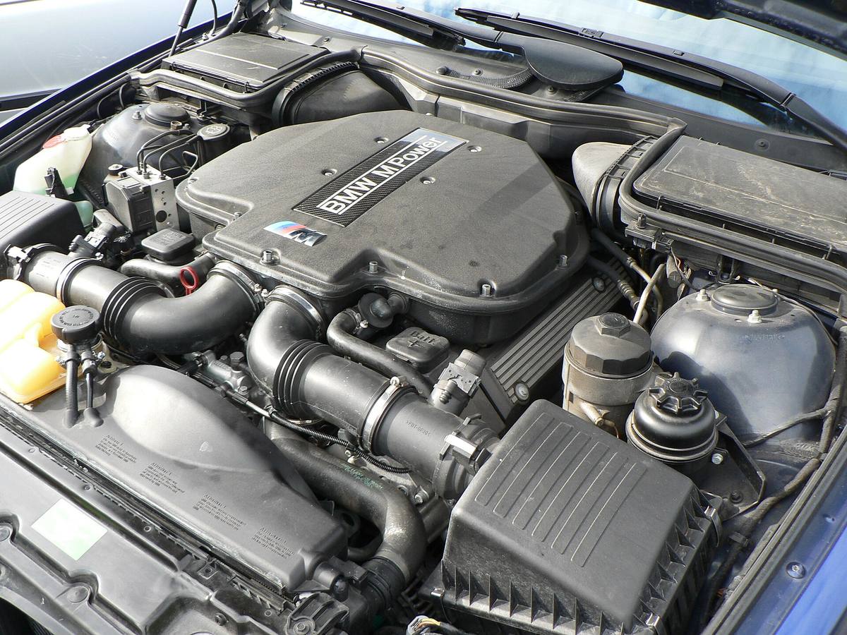 Motorový prostor BMW M5 řady E39 s osmiválcem S62 pod krytem s nápisem BMW M Power