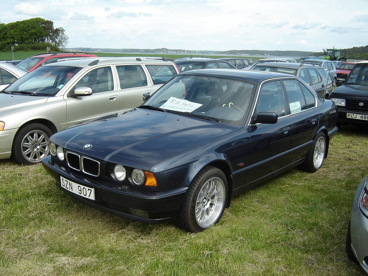 BMW 530i generace E34 ve verzi s osmiválcem M60