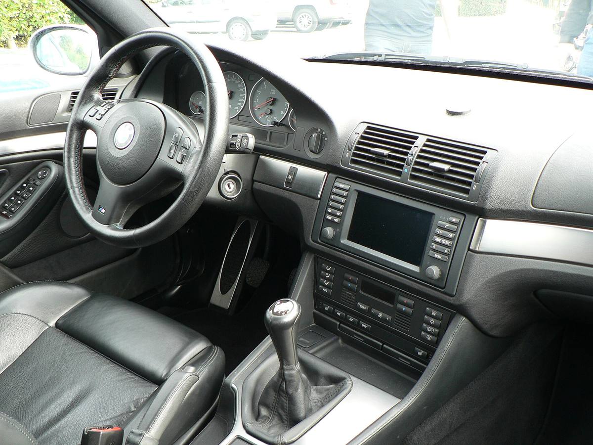 Palubní deska BMW M5 řady E39 z pohledu řidiče, přístrojová deska se čtyřmi kulatými budíky a středový panel
