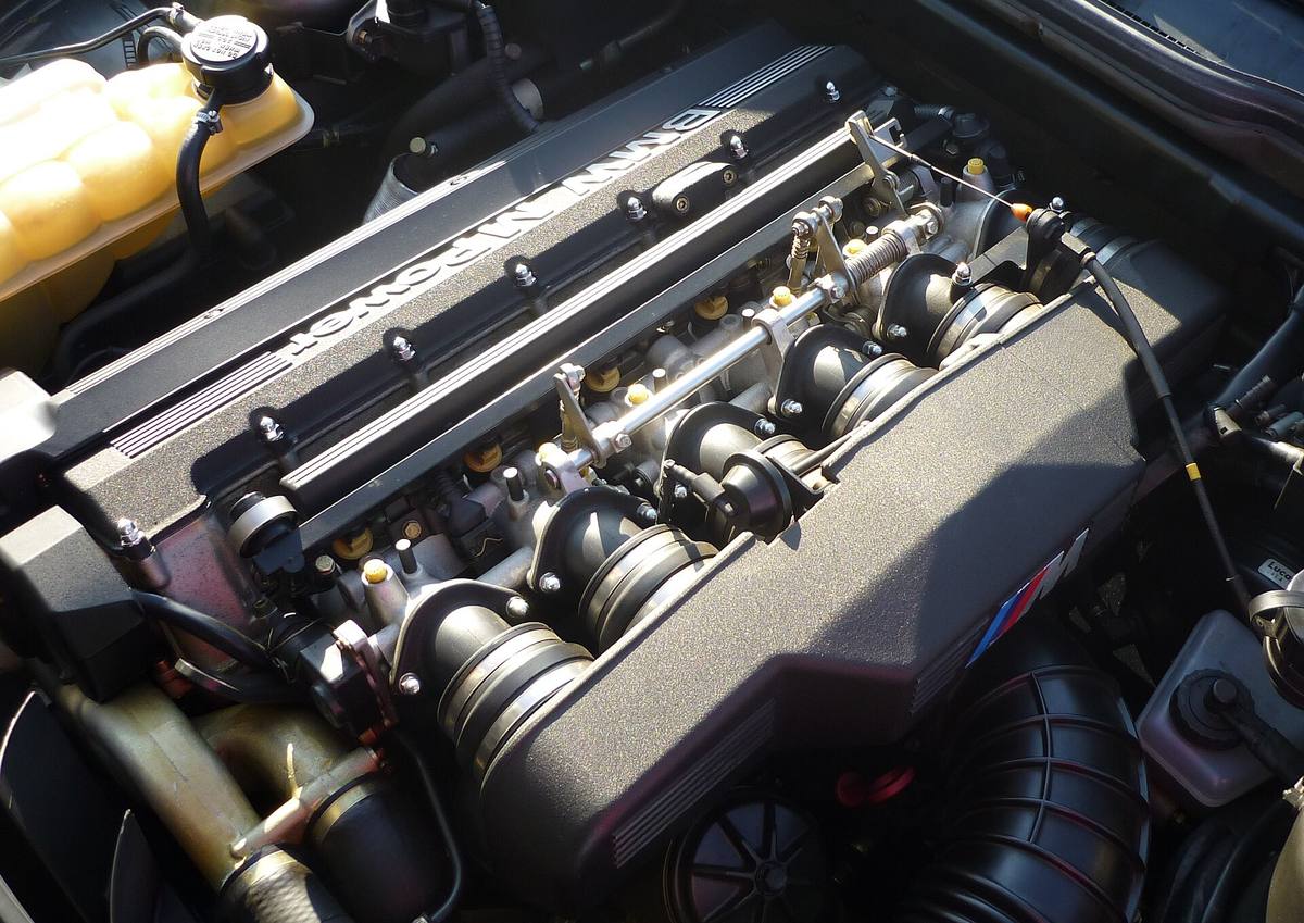 Řadový šestiválec S38B36 v motorovém prostoru BMW M5 řady E34
