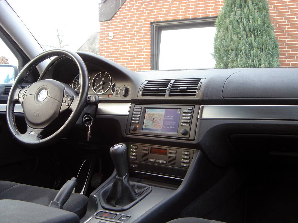 Interiér BMW E39 s tlačítky na volantu