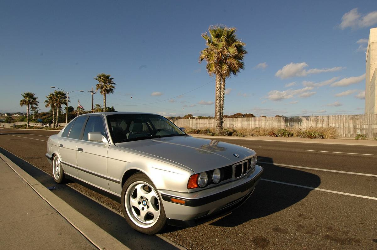 BMW M5 generace E34 ve stříbrné barvě