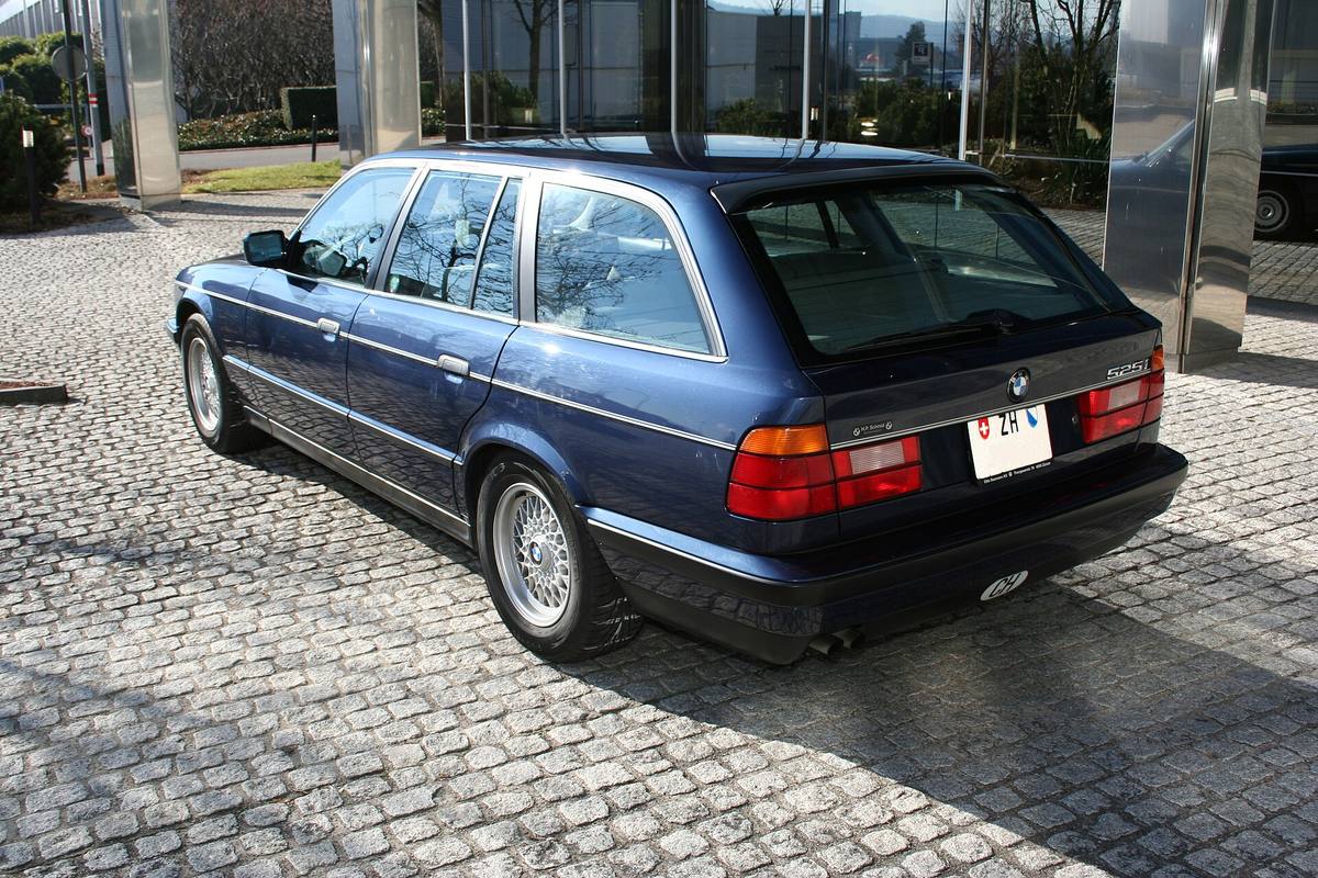 Kombi BMW 525i Touring z roku 1993, generace E34