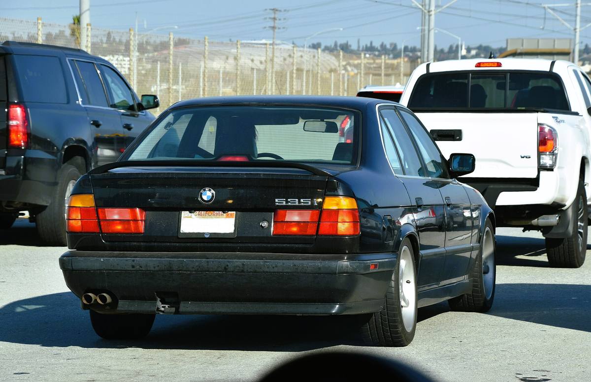 Záď BMW 535i generace E34 s kalifornskou poznávací značkou
