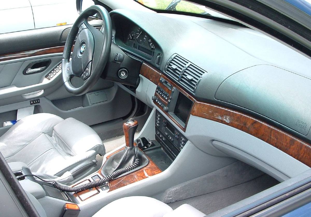 Palubní deska BMW řady 5 generace E39
