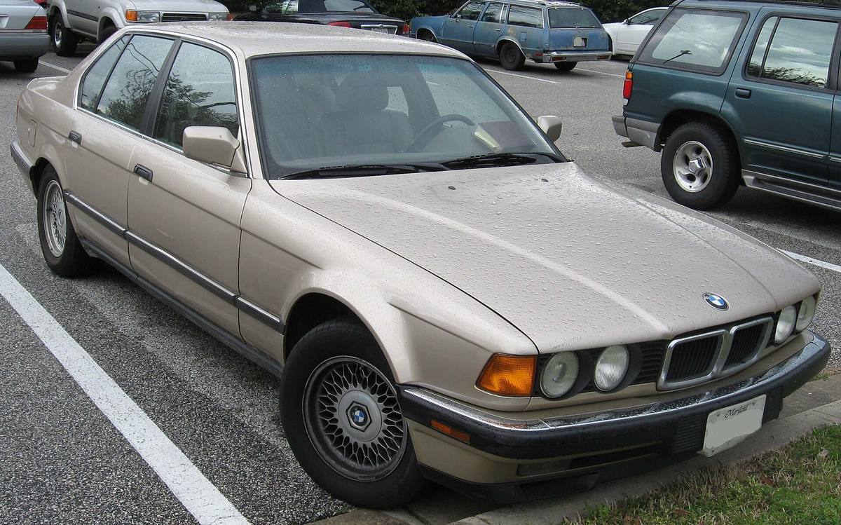 BMW 740i generace E32 zepředu