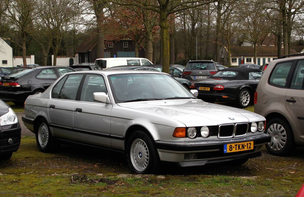 Tmavá limuzína BMW 730i generace E32 z roku 1993