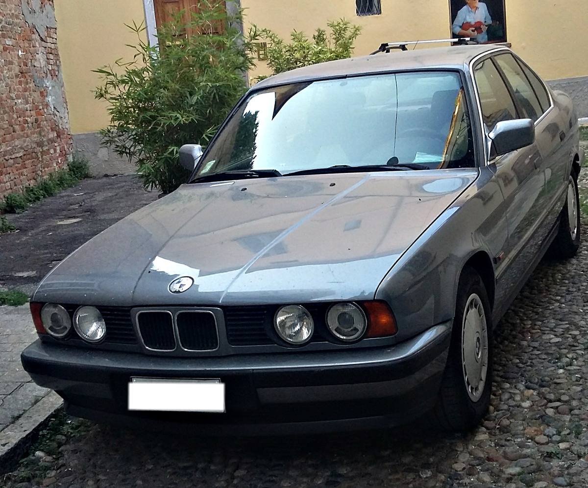 BMW řady 5 generace E34 zaparkované u chodníku